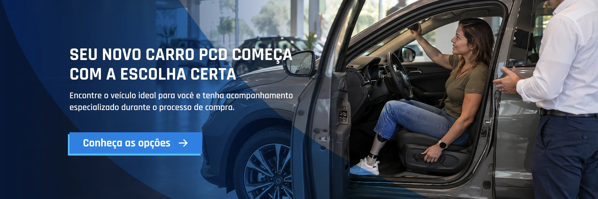 Mulher escolhendo carro novo adaptado
